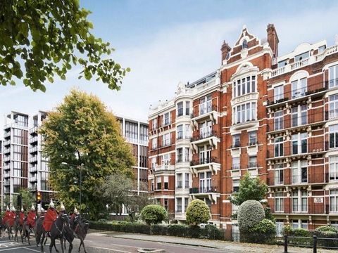 Magnífico apartamento de cobertura em um dos locais mais glamourosos de Londres, com espetaculares vistas ininterruptas de 150 pés sobre o Hyde Park. Este edifício de apartamentos clássico foi projetado pelo mesmo arquiteto do The Mandarin Oriental H...