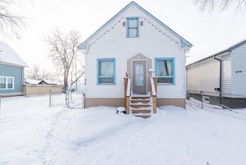 Showings start Jan 22. OPEN HOUSE SAT JAN 27th 1-3pm! Offers presented Jan 29th evening. Introducing 434 Harvard Avenue West, a charming starter home in West Transcona. This delightful bungalow spans 980 sqft and boasts a spacious living room with hi...