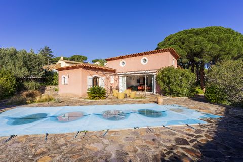 Magnificent character villa with a swimming pool in Cavalaire. Ideally located 700 meters from the village center and beach, this villa is approximately 200 m2 built on a flat, landscaped plot of 1,881 m2 with magnificent features. Accommodation idea...