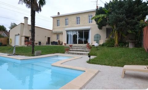 Fargues-Saint-Hilaire à 14 km de Bordeaux superbe maison en pierre de 186 m² proche de toutes commodités. La maison comprend de beaux volumes, un jardin paysagé avec une piscine au sel de 12 X 6 m. Le rez-de-chaussée est agencé d'une grande entrée, u...