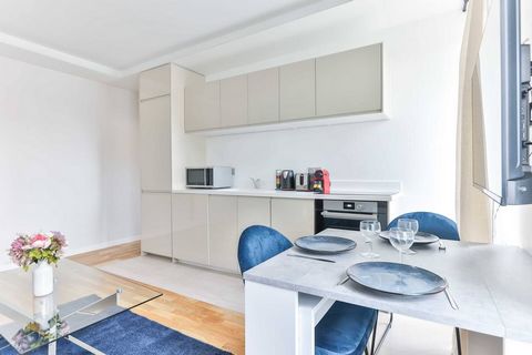 This is a beautiful 50m2 flat with two bedrooms, located on the 1st floor with a lift of a typical Parisian building. It offers you a unique opportunity to live in the heart of the 12th arrondissement of Paris, combining the charm of Paris with a mod...
