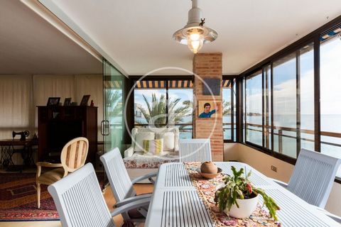 FLAT FOR SALE IN ALBUFERETA aProperties presents this front line beach flat with unique and exclusive views. The property has been completely renovated with refined taste and top quality materials. The flat has 3 bedrooms and two complete bathrooms, ...