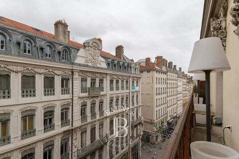 TERREAUX. Located in a bourgeois building on the top floor, this flat of 137,43 sqm offers beautiful volumes and beautiful services. It is composed of an entrance hall, a beautiful living room with an open kitchen area, a master suite with shower roo...