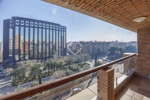In the heart of Aragón Avenue in Valencia, we find this 192 m² property on the seventh floor. It has a large and equipped entrance hall, living-dining room and separate kitchen with appliances and gallery. The night area is made up of four bedrooms, ...