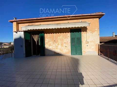 Marsciano (PG): Detached house divided into two apartments with independent entrance as follows: First floor: 84 sqm apartment with living room, kitchenette, two bedrooms and bathroom. The apartment has double entrance, one from the condominium stair...