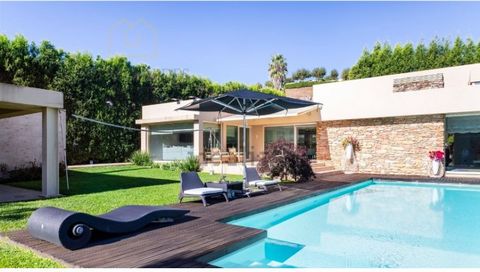 Incredible luxury 4 bedroom villa with pool for sale in Fiães, municipality of Santa Maria da Feira, district of Aveiro. Inserted in a plot of land with about 2300m2, this villa stands out for its exclusive and functional design, high quality finishe...