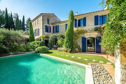 This renovated 313 sqm period property benefiting from a leafy 420 sqm garden with an 8 x 4 metre swimming pool is located in a peaceful street in the heart of Fontvieille just a stone’s throw from the village’s activities. It includes a living room ...