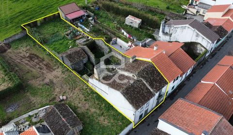 House with 5 bedrooms to recover, with the possibility of dividing into two villas. This property offers large areas, 2 kitchens and 1 bathroom. In addition, it has a patio and a large backyard. Located in the center of the parish of Fenais da Ajuda,...