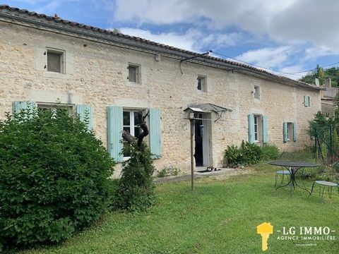 BUSY LIFE. In a village on the estuary, in the heart of nature, this pretty Charentaise house for sale as a life annuity occupied by a 71-year-old lady. Stone house with a living area of more than 237 m2 on two levels. Ground floor: entrance of 17 m2...