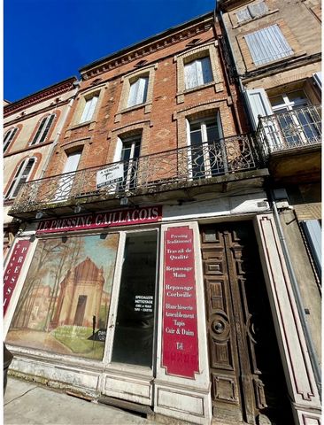 Exclusively discover this building of approximately 365m², ideal for an investor. Located in the center of Gaillac, a stone's throw from Place de la Libération, this building consists of a business of approx. 85m², with a living area of approx. 140m²...