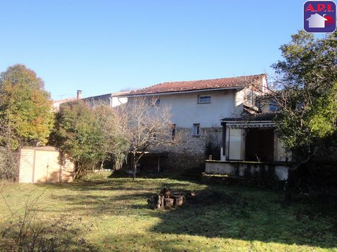 Quiet stone hamlet house of 73 m², equipped kitchen, lounge/living room, terrace, shower room, toilet, bedroom and second bedroom upstairs, 5 minutes from Mirepoix, in good general condition with garage/barn (42 m²) on enclosed land of 1190 m², with ...