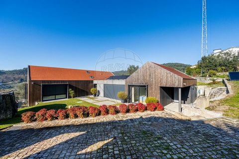 Description Luxury 4 bedroom villa for sale, in São Torcato, Guimarães A unique property, with approximately 2,129m² of land, just 5 minutes from the city center of Guimarães. The villa is surrounded by green spaces that provide a perfect harmony wit...