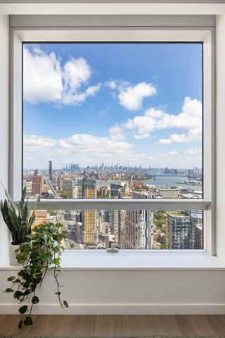 FIVE YEARS FOR FREE! Sponsor will pay 5 years of common charges and real estate taxes for new contracts on 2-bedrooms and 3-bedrooms before June 30th. THE SMARTEST BUY IN BROOKLYN. BROOKLYN POINT OFFERS ONE OF THE LAST 25-YEAR TAX ABATEMENTS AVAILABL...