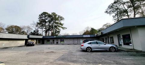 Welcome to a retail center strategically positioned in the vibrant Red Bank District of Goose Creek! Boasting approximately 12,600 square feet of retail space, this neighborhood retail center is an outstanding investment opportunity with a stellar tr...