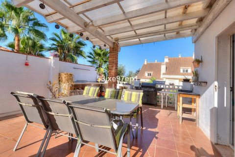 Welcome to this spacious and cozy corner townhouse in El Lagarejo! There is plenty of space for a creative family with several different spaces to hang out in. On the entrance level we first enter a small hall with wardrobes to the left and a guest t...