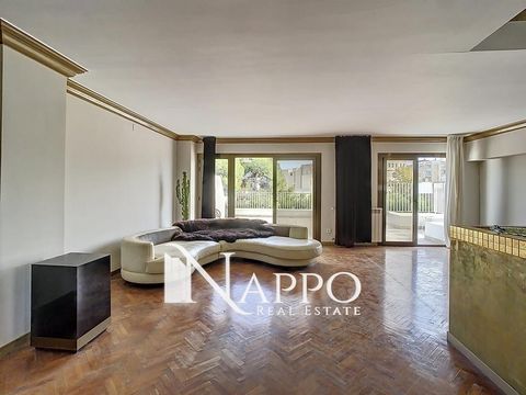 This spacious 241 m² loft in El Terreno offers a perfect canvas to transform into a luxurious family home or a unique investment. With 3 bedrooms, 2 bathrooms and a terrace with breathtaking views, it features a separate guest flat with bedroom, kitc...