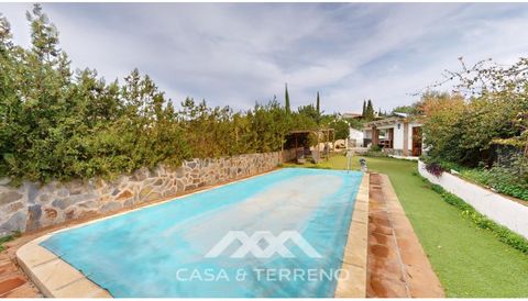 Experience the Mediterranean lifestyle in this stunning finca located above Almayate, offering breathtaking sea views. Situated on an expansive plot of nearly 13,000 m2, this oasis is surrounded by productive avocado and mango trees. The charming hou...