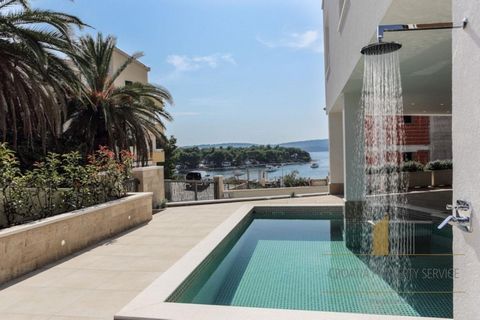 Luxury villa in the immediate vicinity of a pebble beach on the island of Čiovo. The villa is only a few kilometers from the beautiful city of Trogir and only 10 km from Split Airport. Not far from the villa there are shops, local restaurants and cof...