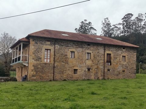 Would you like to live in a stone house with history and surrounded by nature? This is your chance to acquire a house that dates back to 1920 and is located on a 4,456 m2 plot of land in the Junta de Voto, a quiet municipality with all services nearb...