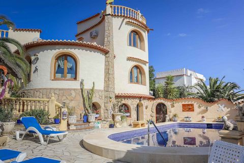 Charmante villa de style espagnol avec vue sur la mer à Balcon al Mar. Cette propriété enchante et ravit avec de jolies terrasses, des fenêtres cintrées, des murs ronds, un jardin méditerranéen bien entretenu et une grande piscine gardée par une fant...