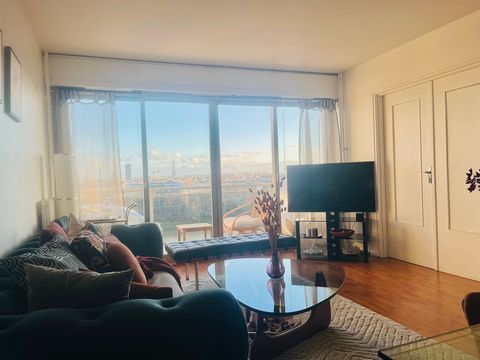 Private room in a luxury apartment with a breathtaking view of the Seine and the main Parisian monuments. Fully equipped kitchen with hob, dishwasher, oven and microwave Bathroom with bathtub and washing machine Large living room Balcony for a drink ...