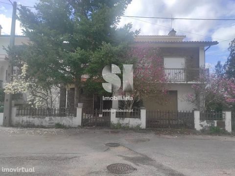 Detached house located in Lousã, next to the Lidl, consisting of ground floor, first floor, attic and public place. The ground floor consists of an entrance hall and a space for storage and garage. The first floor consists of a hall, three bedrooms, ...