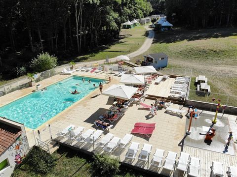 Located in a natural park in the middle of a very touristic region and not far from a town with all the shops and facilities, a vast property of 24 hectares with three (3!) habitations, a bar-restaurant, a barn , a large swimming pool, 13 mobile home...