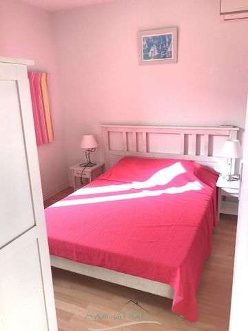 In a holiday residence in the sun, nice 2-room apartment of 29.45 m2 and parking with commercial lease of 9 years. No charges payable, Fixed rent guaranteed + variable portion. Apartment with a bedroom, a bathroom, toilet, kitchen (kitchenette), livi...