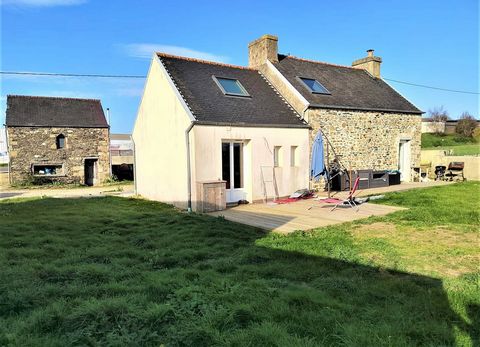 Once again, 50-50 IMMOBILIER guarantees you the lowest prices on the market, offering you just 2 minutes from the golf course and the beaches of Carantec, this pretty renovated stone house.... With its 85 m2 of living space, this main house consists ...