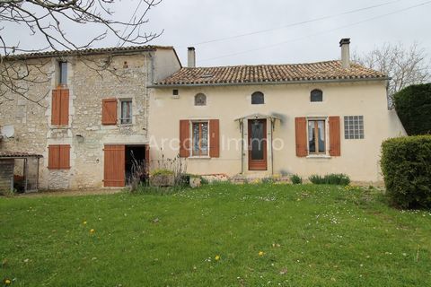 Cette maison mitoyenne se compose : * Une entrée (5,82 m2), carrelage au sol * Une cuisine (22,40 m2) ouverte sur la salle à manger (10,84 m2), carrelage au sol, une fenêtre. * Un salon (18,20 m2), carrelage au sol, une cheminée avec poêle à bois, un...