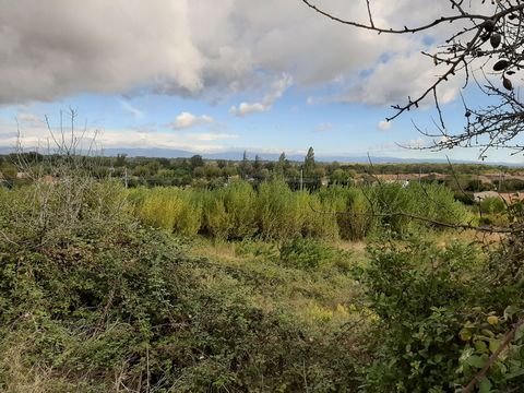 Ref 11474 AT - NEAR CARCASSONNE - Rare: 30 minutes from the sea, in a pretty village east of Carcassonne, in open countryside, serviced building land of 785 m2 - School and local shops on site - Its assets: its well and its unobstructed view!