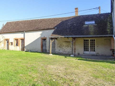 In Châtres-Sur-Cher, this house of character is to renovate and offers 225 m2 of living space. The interior space consists on the ground floor of a room with bread oven and exposed beams, 2 other rooms, a living room with open fireplace, a living roo...