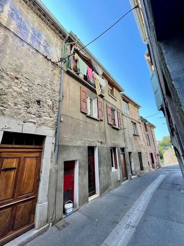 On the territory of Sisteron, let yourself be seduced by this charming village house located near the lake. This village house is on three levels. On the ground floor, you will find an entrance hall, serving an independent toilet and a room to be con...