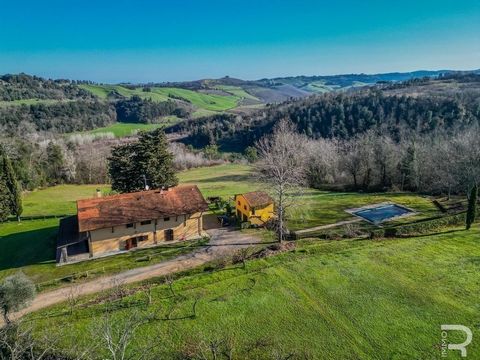 Surrounded by a total of 93 hectares of agricultural land (arable land, olive groves and woodland), this well-preserved farmhouse of 200 m² with swimming pool, a lake of approx. 13,000 m² and four agricultural outbuildings totaling 550 m². In additio...
