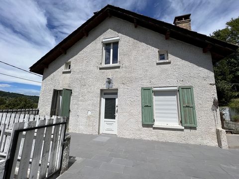 Saint Jean en Royans - Outside the housing estate and close to all amenities. House of 155m2 of living space. On the ground floor there are two garages for a surface area of 150m2, storage room and hallway. On the first level an entrance, a fitted ki...
