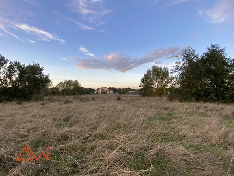 Between GAILLAC and CADALEN, prime location for this beautiful plot of land in a dominant position and with an unobstructed view of more than 1 hectare of which about 4700 m2 can be built - Serviced by water, electricity and telephone, the sanitation...