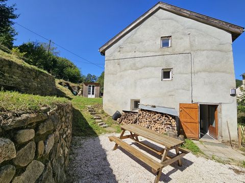 Sind Sie auf der Suche nach einer möblierten Wohnung mit 3 Schlafzimmern, einem Garten und einem herrlichen Wohnzimmer? Dieses Haus ist ideal. In Castet d'Aleu befinden sich im Erdgeschoss die Küche/das Esszimmer und das Badezimmer. Im 1. Stock befin...