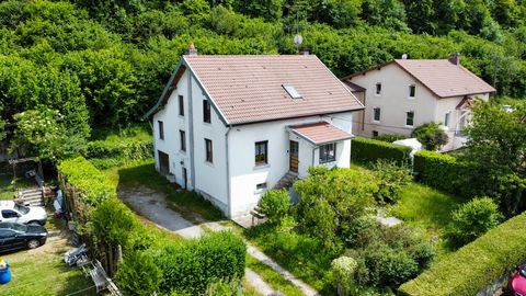 Nach einer Kreditablehnung haben wir diese Immobilie wieder auf den Markt gebracht. Exklusiv, Valentigney, Haus von ca. 200m2 mit 3 leeren Wohnungen. Idealer Investor oder große Familie. Im Erdgeschoss/Untergeschoss befindet sich ein T1, eine Garage ...