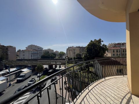 Votre Agence vous propose un appartement de type 2 pièces à rénover sur la commune de Menton en plein centre-ville proche de toute commodité. Il se compose d'une entrée, une salle de bain, un toillette indépendant, une chambre, un séjour, une cuisine...