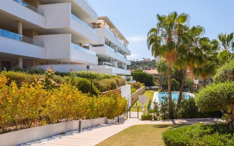 Diese exquisite Wohnung verspricht ein Leben in wahrhaft unvergleichlichem Luxus. Eingebettet in die atemberaubende Landschaft von Benahavis, Malaga, bietet diese prächtige Residenz eine perfekte Harmonie aus Eleganz, Komfort und beeindruckender Auss...