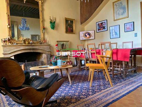 Located in a peaceful village just 8 km from Vesoul, this 130 m2 house offers an authentic charm that will seduce lovers of history and architecture. As soon as you enter, you will be captivated by the old fireplace, the exposed beams, the French cei...