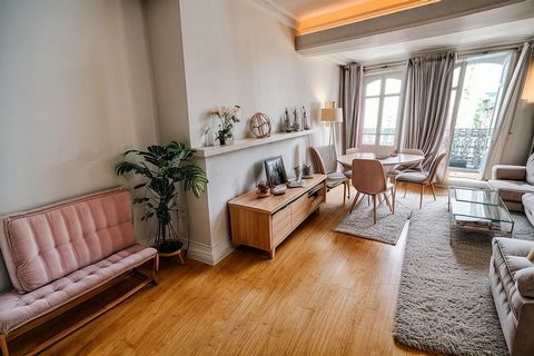 Nous avons le plaisir de vous présenter, en exclusivité, cet appartement de charme de 59 m2 idéalement situé au deuxième étage d'une petite copropriété bien entretenue, en plein centre-ville de Vannes. Vous serez séduit par sa belle pièce de vie, off...