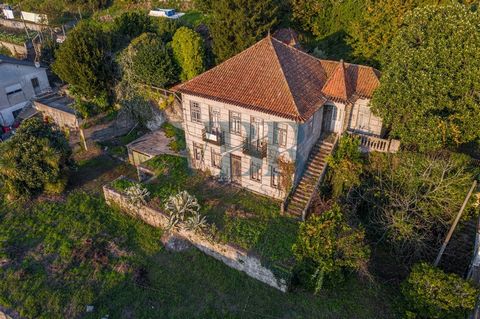 Maison de maître T5 située à Santo Adrião de Vizela, commune de Vizela , district de Braga, avec une façade entièrement en pierre de taille, d´une surface de construction de 366m2 , implantée sur un terrain de 1054m2 . La maison possède 2 étages, ave...