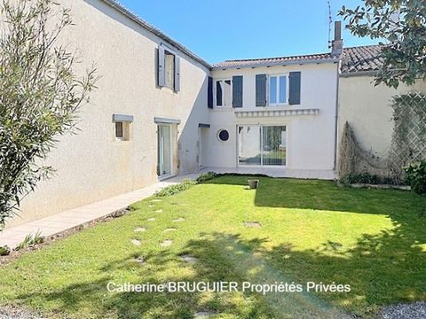 Charmante maison en pierre de 250 m2 dans un village dynamique à proximité de Surgères et sa gare TGV, 25 kms de La Rochelle et 16 kms de la mer. Composée de grands volumes et de nombreuses pièces, elle sera idéale pour une grande famille ou pour dét...