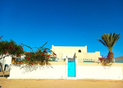 VILLA in Djerba 78 m² overdekt met klein zwembad (3X2) in STEDELIJK GEBIED, BLAUWE TITEL, voor een succesvolle installatie en/of verhuurinvestering DE GETOONDE PRIJS IS INCLUSIEF BEMIDDELINGSKOSTEN Charme, arcades, exotisme tegen lagere kosten Constr...