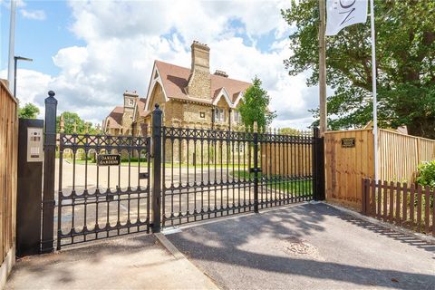 The house is also surrounded by the communal gardens of this development. Travel and commuting links are first class including 35 min to London Victoria,10 min to Redhill and Reigate and there are nearby parks, schools, and nature reserves. Explore t...