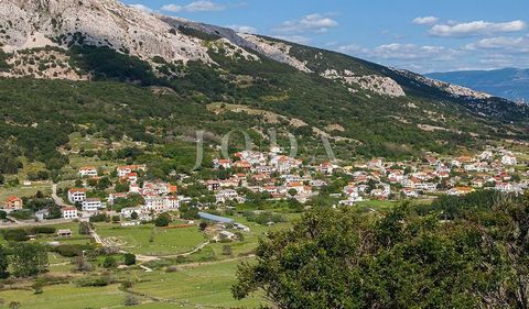 Location: Primorsko-goranska županija, Baška, Baška. Terreno edificabile di 879 m2 vicino a Baška sull'isola di Krk. Ideale per una villa unifamiliare o edificio con appartamenti. Buona posizione, distanza dal mare circa 1,6 km. ID CODE: EI-4850 Josi...