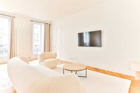 Bienvenue dans cet appartement moderne et spacieux de 110m2 situé au pied du Moulin Rouge et à seulement 5 minutes à pied du village de Montmartre. En choisissant cet appartement, vous bénéficierez de l'avantage de la mobilité, vous permettant de vou...