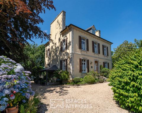 Idealmente situata nell'affascinante città di Plougonven, nel cuore del Parco Naturale Regionale dell'Armorique, a 12 km dalla città di Morlaix, questa magnifica casa borghese risalente al 1902, si distingue per la sua architettura elegante e il suo ...