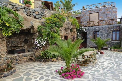 Terrasse en forme de terrasse avec vue imprenable sur la mer! La belle propriété est située à Vera de Erques, un petit village calme du côté sud-ouest de Tenerife. La plupart des maisons de construction traditionnelles sont datentes des XVIIIe ou XIX...